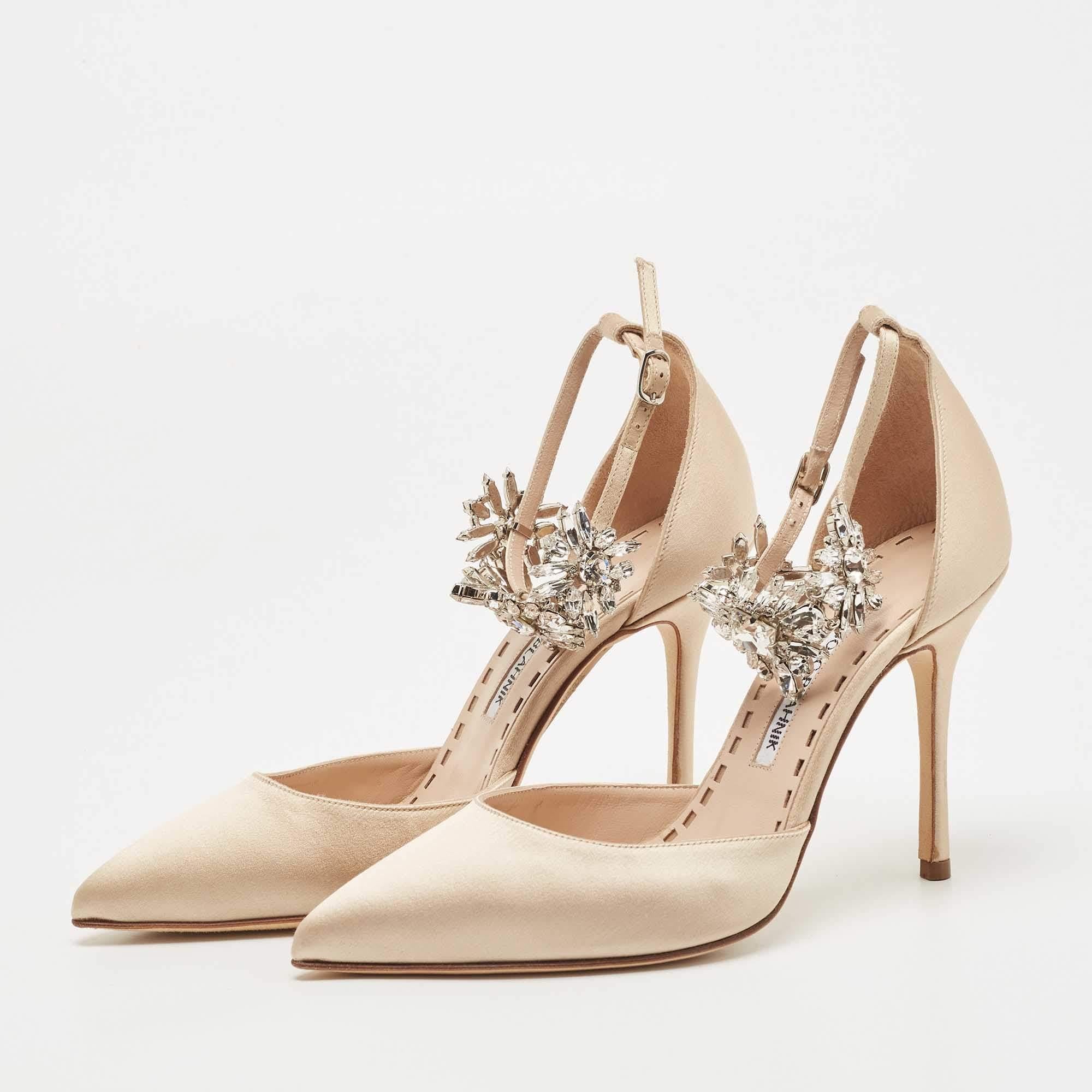 The Manolo Blahnik Sicariata pumps are a luxurious and elegant footwear choice. Featuring a pointed toe and stiletto heel, these pumps are crafted with crystal-embellished ankle straps. The Sicariata pumps effortlessly blend timeless sophistication