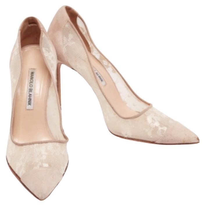 The 10.5cm heels of this pair of Manolo Blahnik pumps will elevate any outfit effortlessly. Made from suede and lace, it is designed with pointed toes, branded insoles, and leather soles. The beige shade of these shoes enhances their appeal.