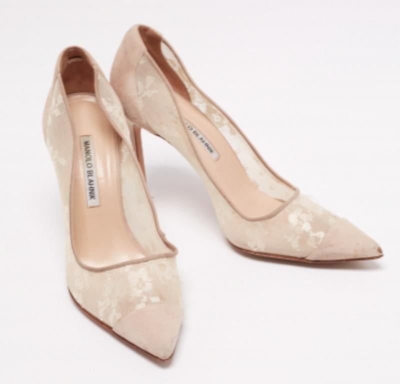 Manolo Blahnik Beige Suede and Lace Pointed-Toe Pumps Size 40 In Good Condition For Sale In Dubai, Al Qouz 2