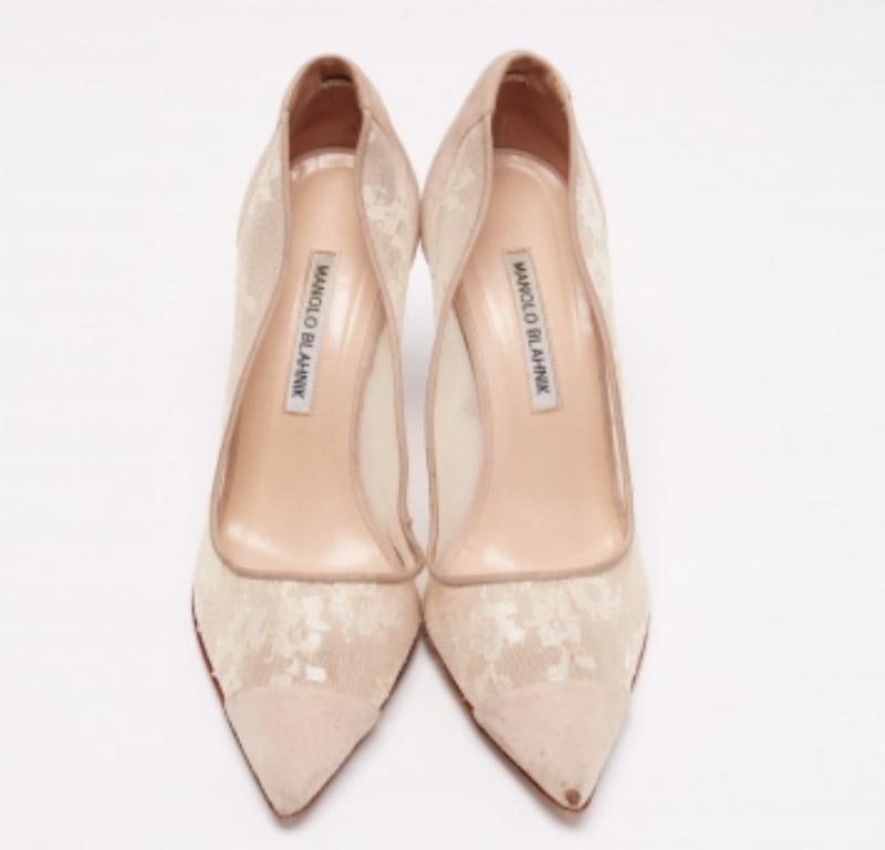 Women's Manolo Blahnik Beige Suede and Lace Pointed-Toe Pumps Size 40 For Sale