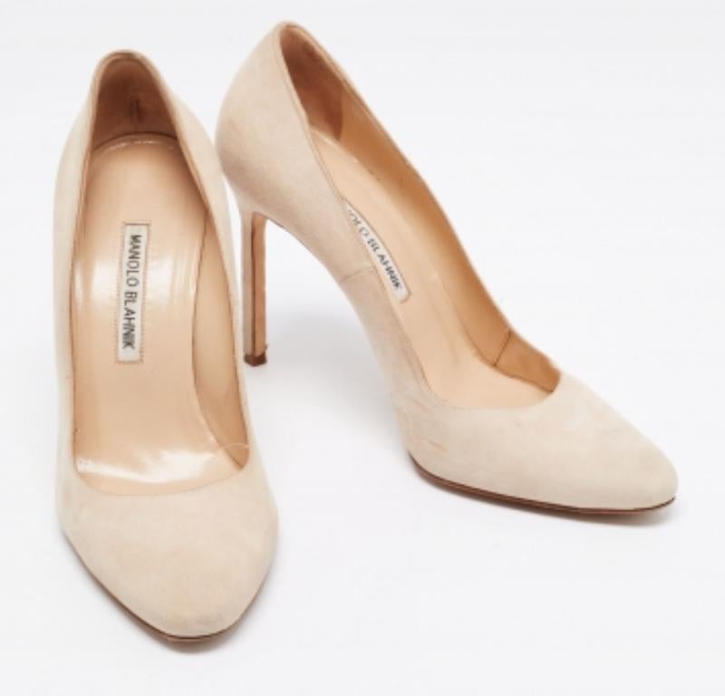 Manolo Blahnik's timeless aesthetic and stellar craftsmanship in shoemaking is evident in these classic pumps. Crafted from suede in a beige shade, they are designed with round toes and mounted on 9 cm tall heels for the right amount of elevation.