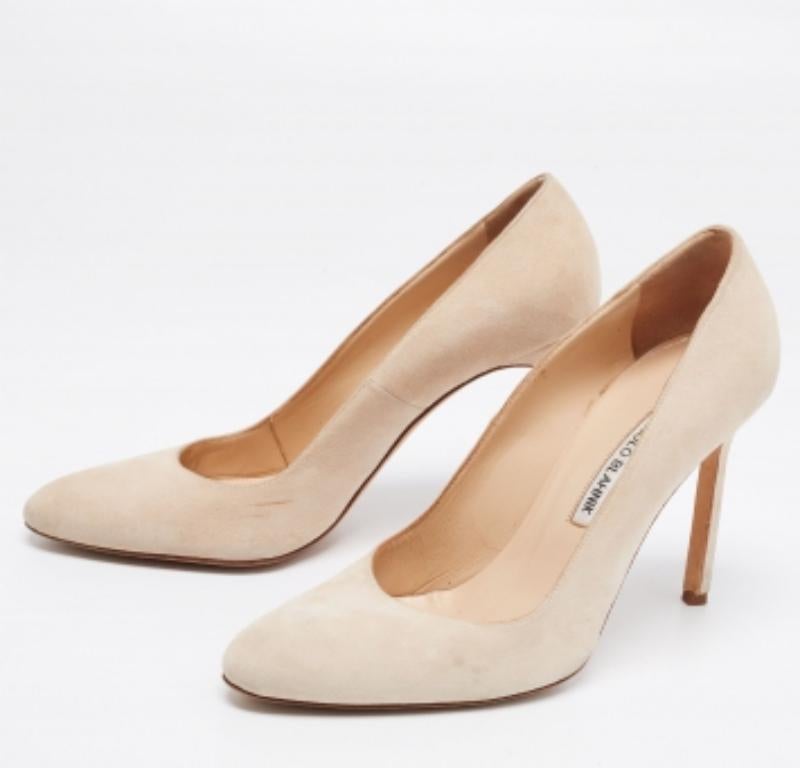 Manolo Blahnik Beige Suede Round Toe Pumps Size 38 In Good Condition For Sale In Dubai, Al Qouz 2