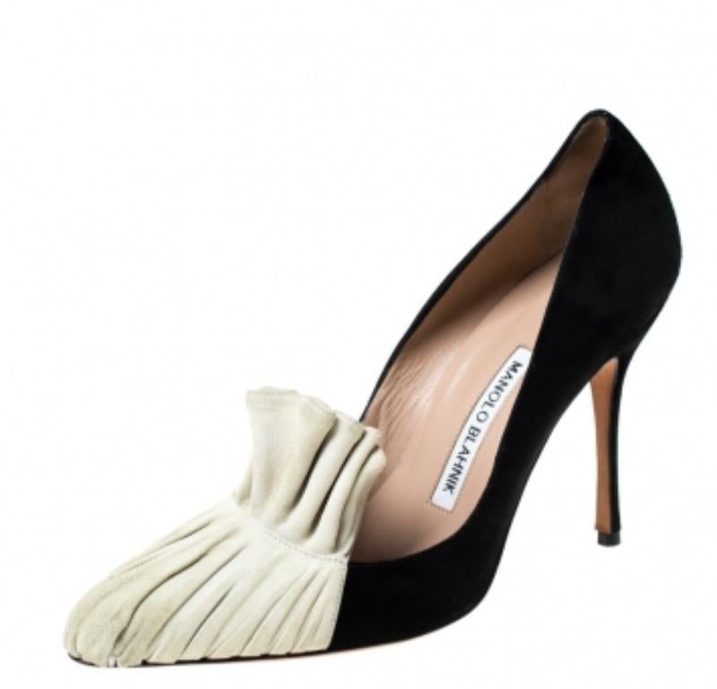 Manolo Blahnik - Escarpins à volants en daim beige et noir Taille 37 État moyen - En vente à Dubai, Al Qouz 2