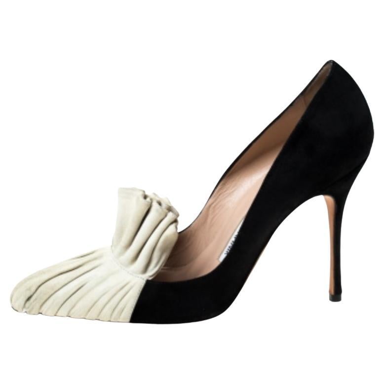 Manolo Blahnik - Escarpins à volants en daim beige et noir Taille 37 en vente