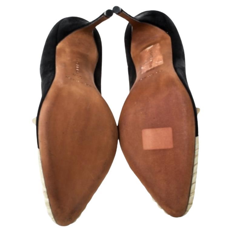 Le décolleté Stunner di Manolo Blahnik hanno uno stile estetico all'avanguardia. Le décolleté nere e beige hanno una base in pelle scamosciata e una tomaia con dettagli a balze; le balze spiccano e sono sollevate in alto quasi a ricordare un fiore.