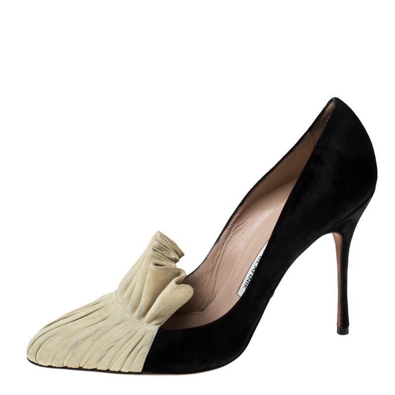 Los impactantes zapatos de salón de Manolo Blahnik tienen una estética vanguardista. Los zapatos de salón negros y beige tienen una base de ante con un empeine con detalles de volantes, los volantes sobresalen y se elevan en lo alto casi pareciendo