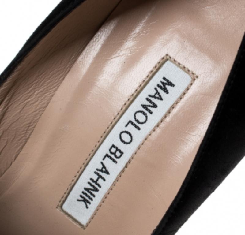 Manolo Blahnik Nero e Beige in pelle scamosciata Arleti Frill Detail Pumps Taglia 39.5 In condizioni discrete in vendita a Dubai, Al Qouz 2