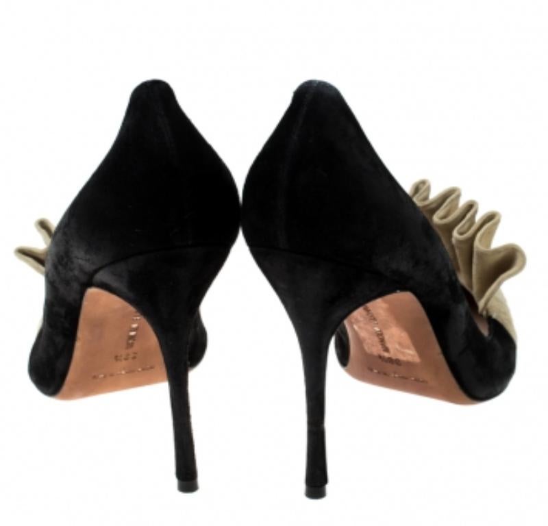 Manolo Blahnik Nero e Beige in pelle scamosciata Arleti Frill Detail Pumps Taglia 39.5 in vendita 1