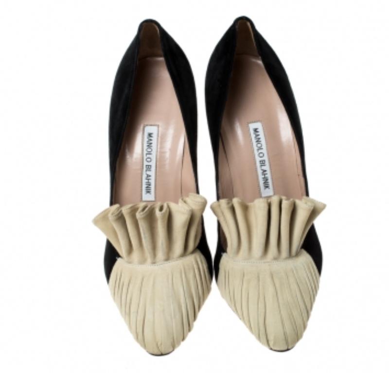 Manolo Blahnik Nero e Beige in pelle scamosciata Arleti Frill Detail Pumps Taglia 39.5 in vendita 2
