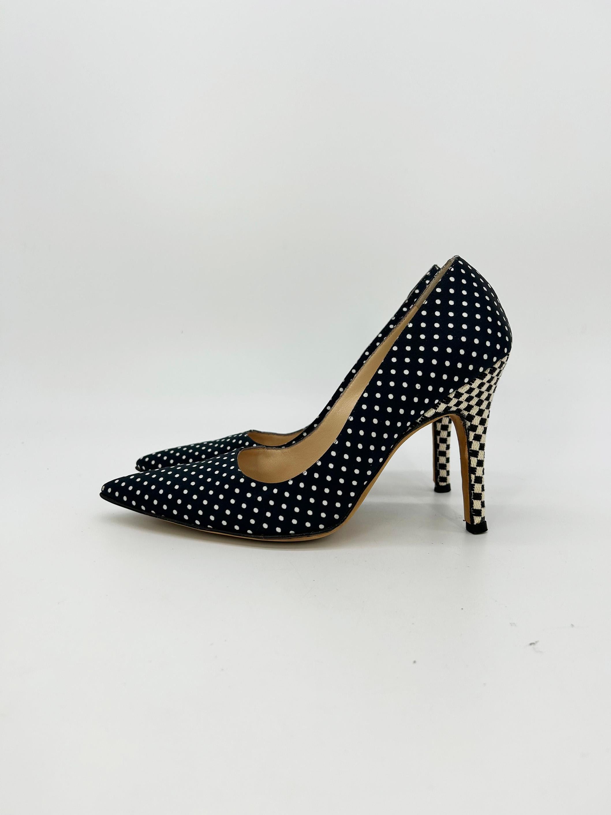 Manolo Blahnik Zapatos de tacón de lunares blancos y negros talla 37.5 en Bueno estado para la venta en Philadelphia, PA