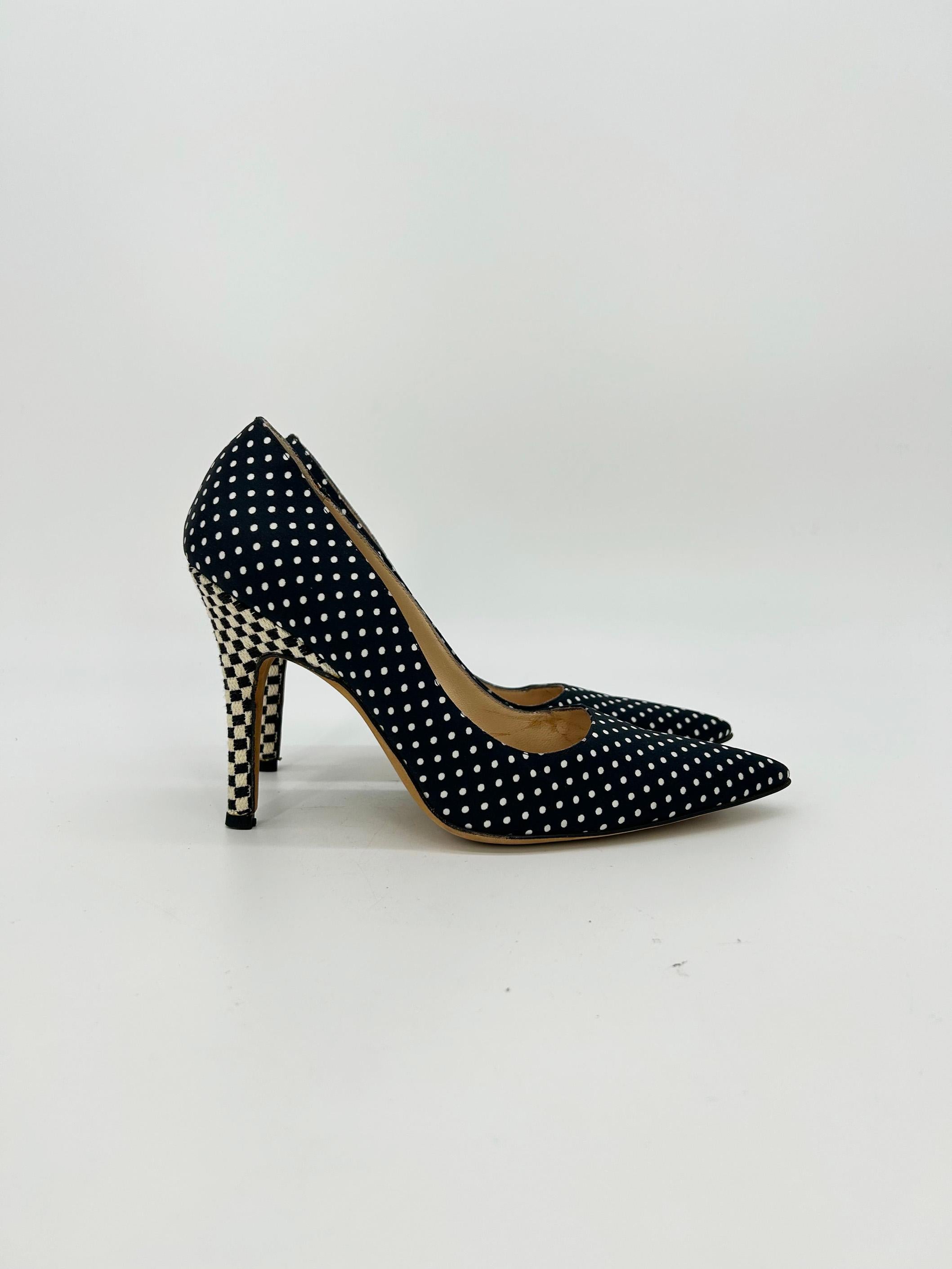 Manolo Blahnik Zapatos de tacón de lunares blancos y negros talla 37.5 en venta 1