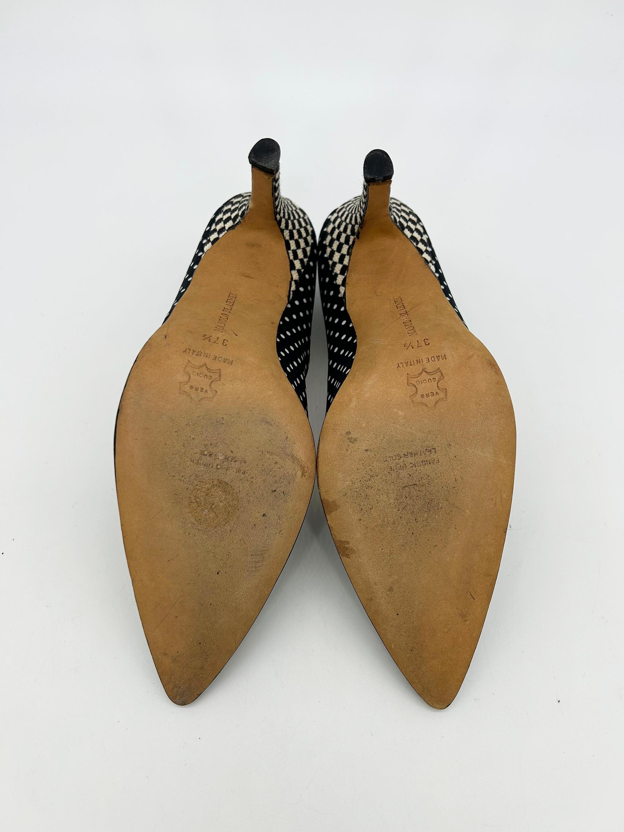 Manolo Blahnik Zapatos de tacón de lunares blancos y negros talla 37.5 en venta 3