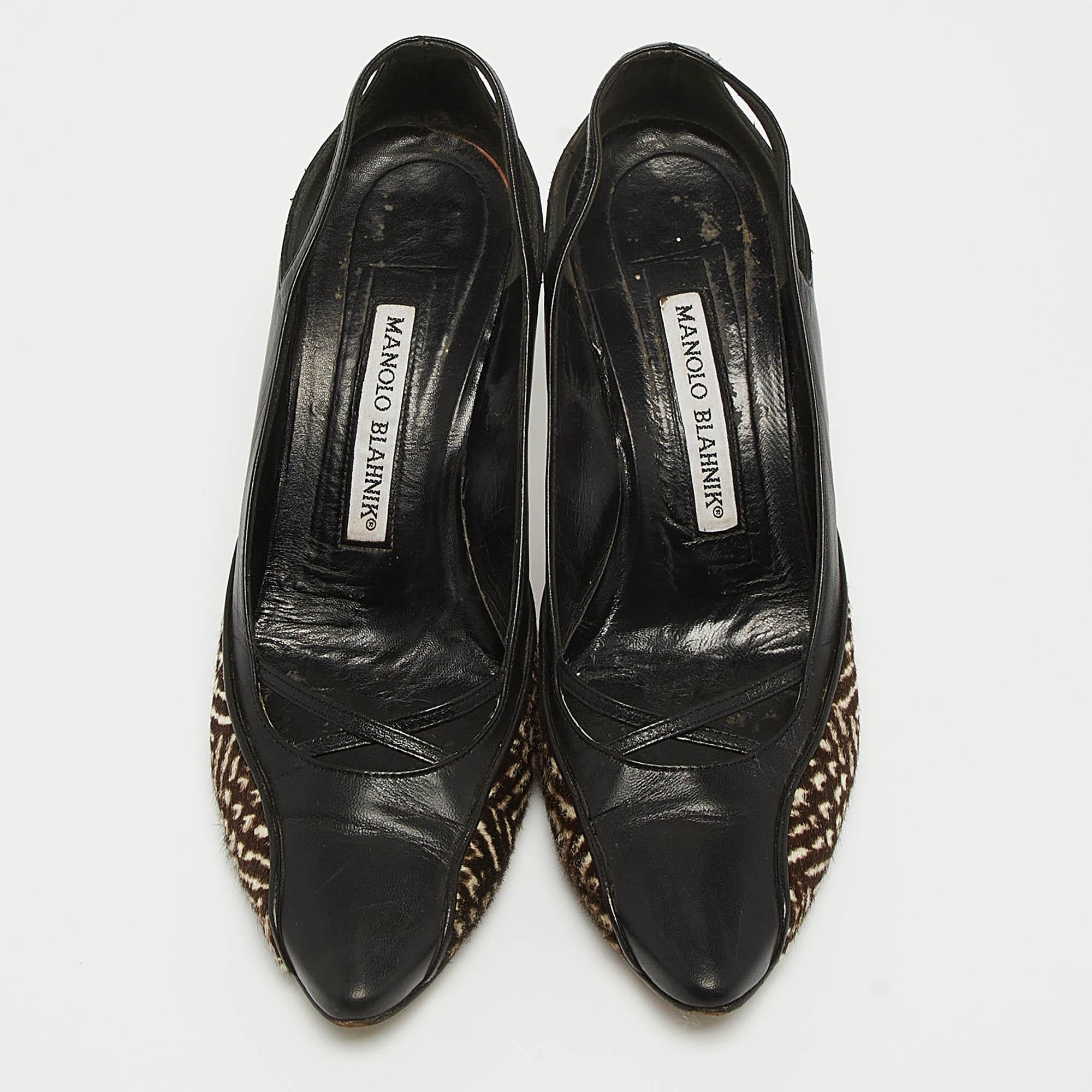 Manolo Blahnik Black/Brown Leather and Calf Hair Almond Toe Pumps Size 37 In Fair Condition For Sale In Dubai, Al Qouz 2