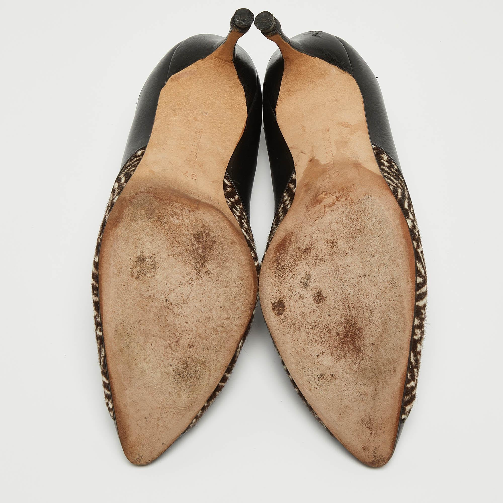 Manolo Blahnik Black/Brown Leather and Calf Hair Almond Toe Pumps Size 37 For Sale 2