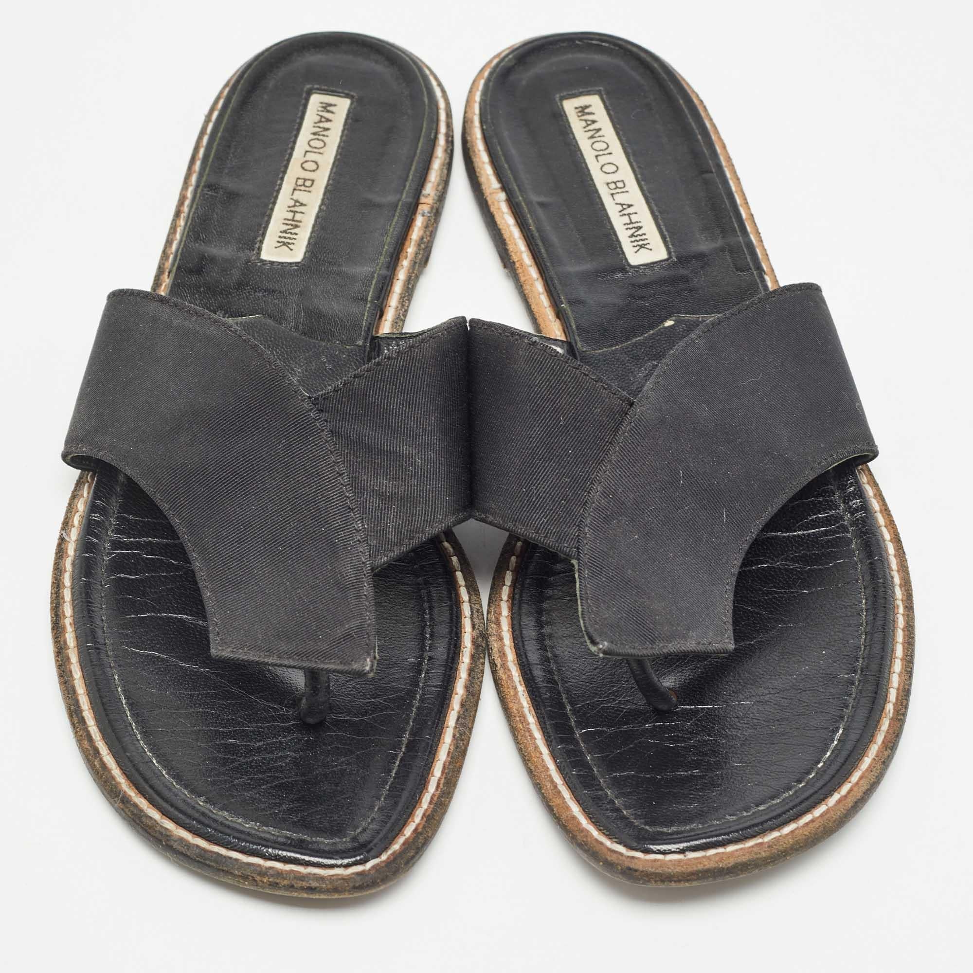 Manolo Blahnik Black Canvas Thong Flat Slides Size 37.5 In Fair Condition For Sale In Dubai, Al Qouz 2