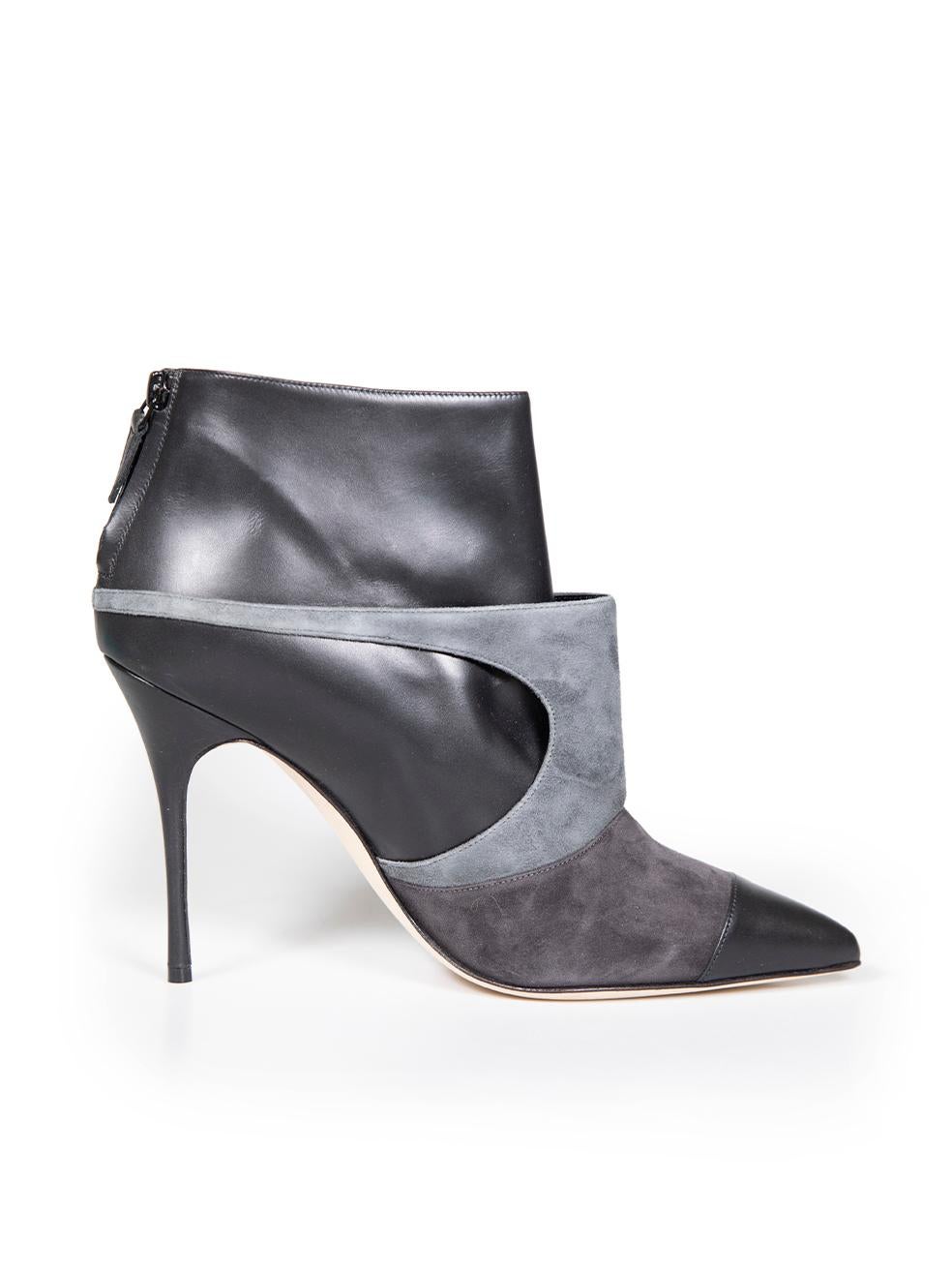 CONDIT ist sehr gut. Kaum sichtbare Abnutzungserscheinungen an den Stiefeln sind bei diesem gebrauchten Manolo Blahnik Designer-Wiederverkaufsartikel zu erkennen.
 

 

 

 Einzelheiten
 

 

 Schwarz
 

 Leder
 

 Stiefelette
 

 Gespitzte Zehe
 


