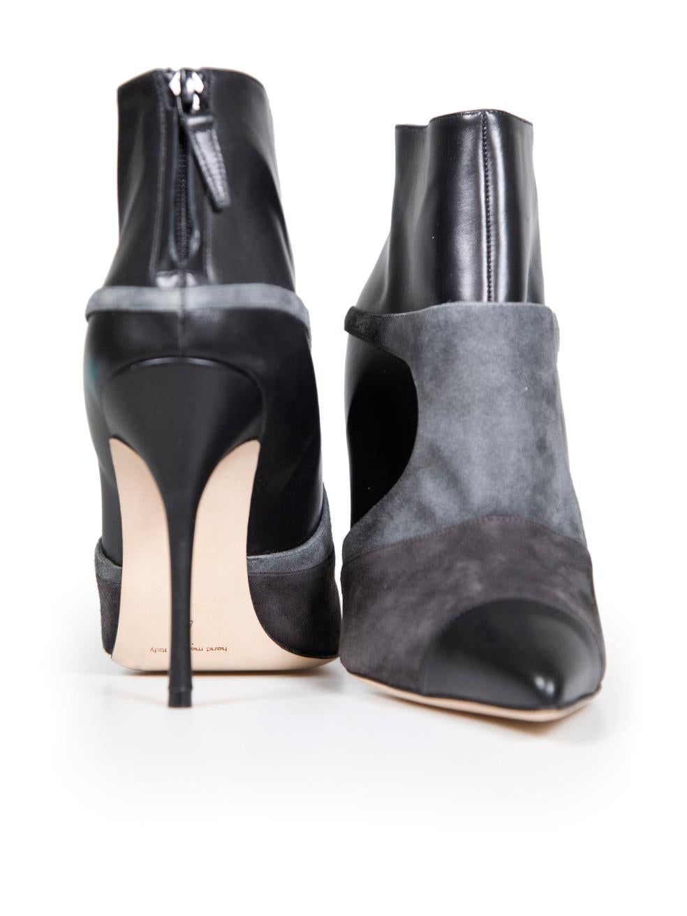 Manolo Blahnik Schwarze Stiefeletten mit Ausschnitt und Ausschnitt Größe IT 41 im Zustand „Gut“ im Angebot in London, GB