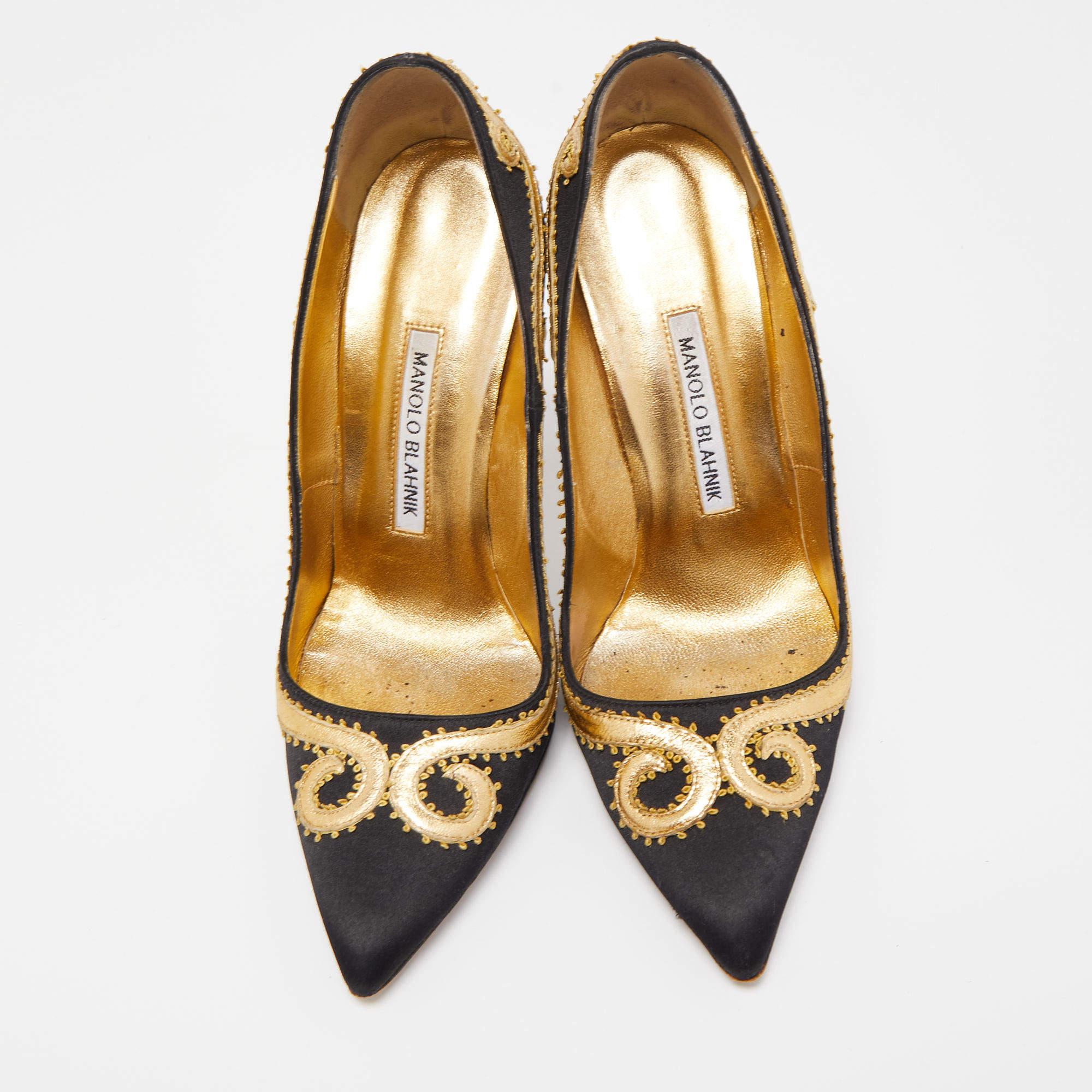 Manolo Blahnik Schwarz/Gold Satin und Leder bestickte Pumps Größe 37 im Zustand „Gut“ in Dubai, Al Qouz 2