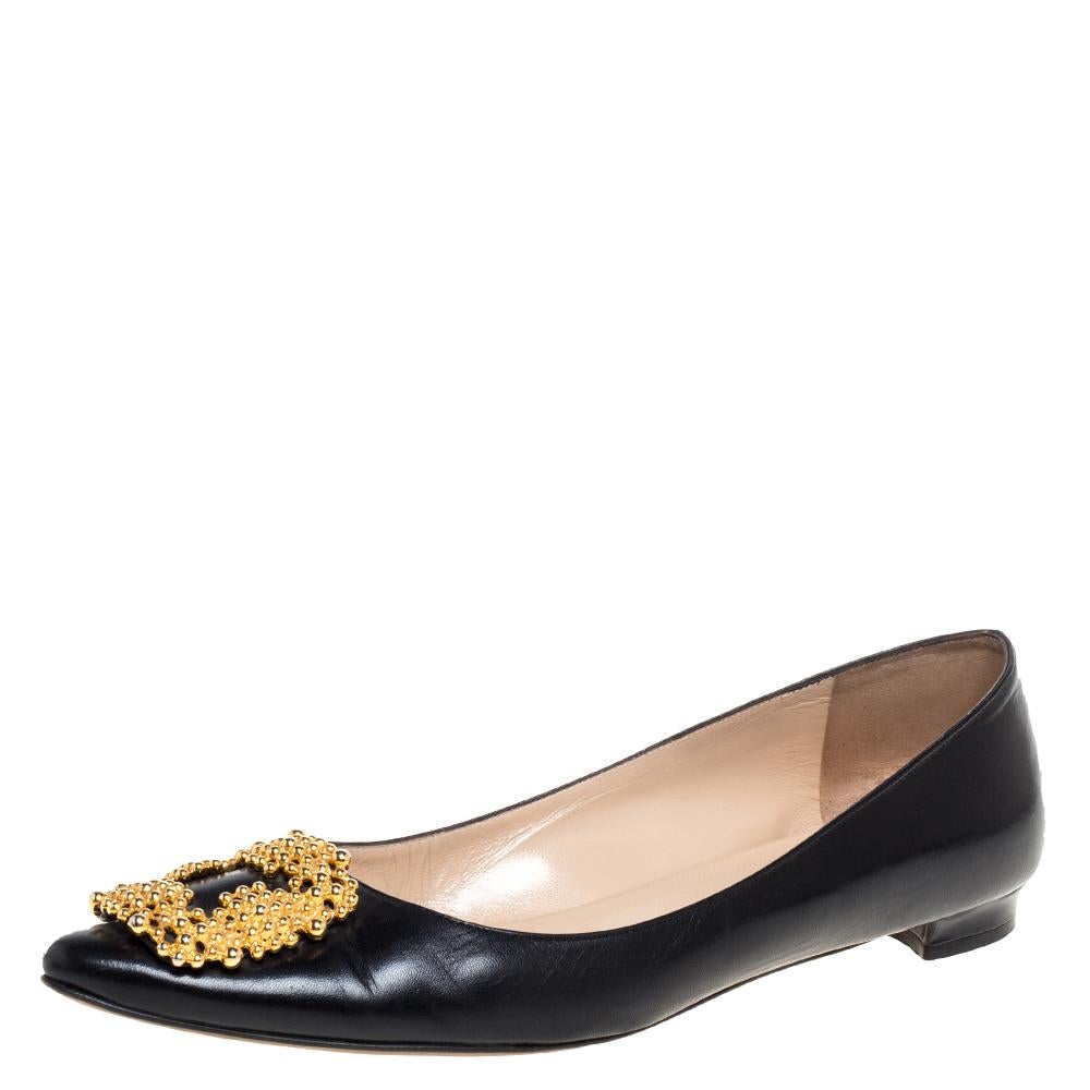 These lovely ballet flats are by Manolo Blahnik. Styled in black leather with gold-tone embellished motifs on the toes, and comfortable insoles, these luxurious flats will never fail to lift your outfits. You can wear them with dresses and skirts