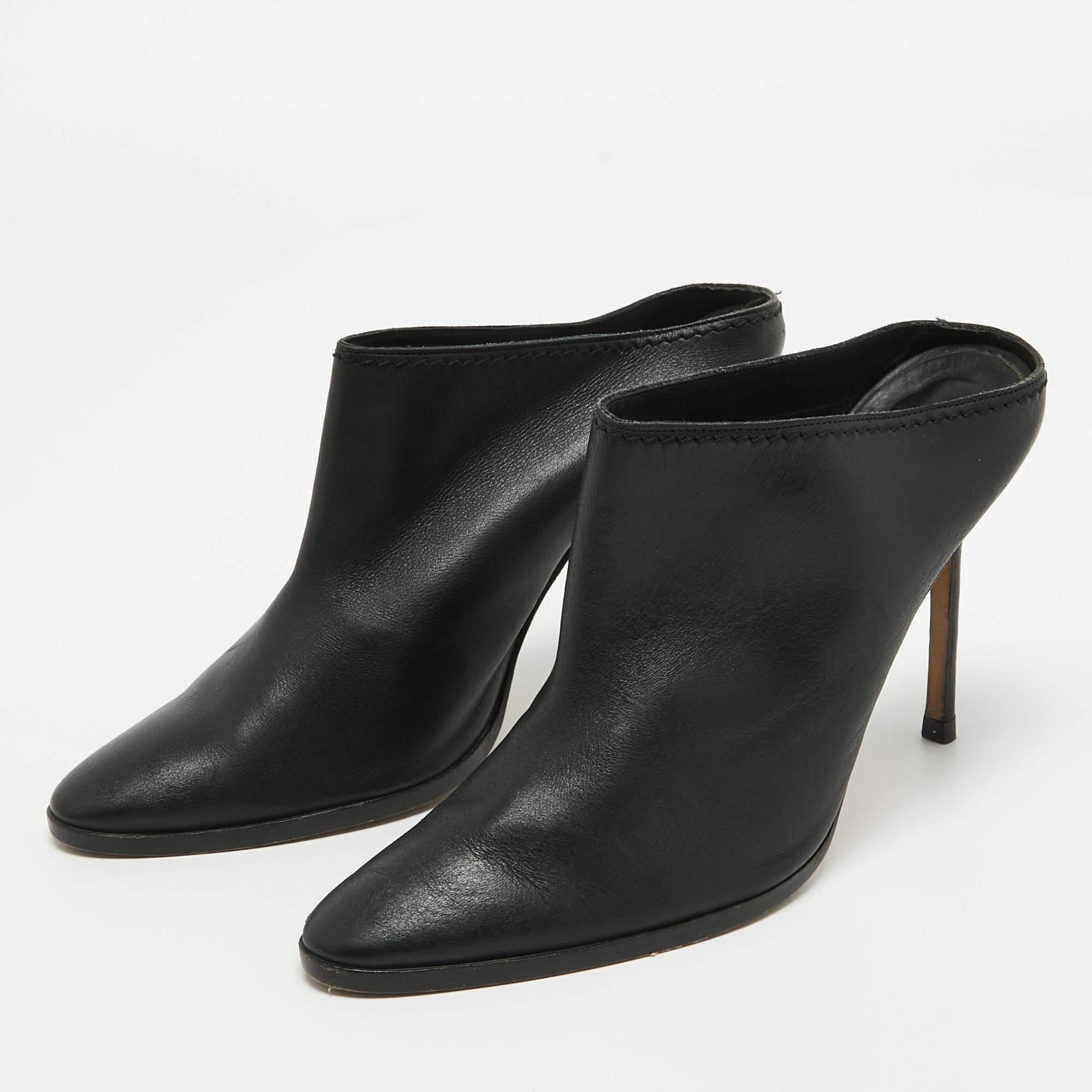 A perfect blend of luxury, style, and comfort, these designer mules are made using quality materials and frame your feet in the most elegant way. They can be paired with a host of outfits from your wardrobe. 