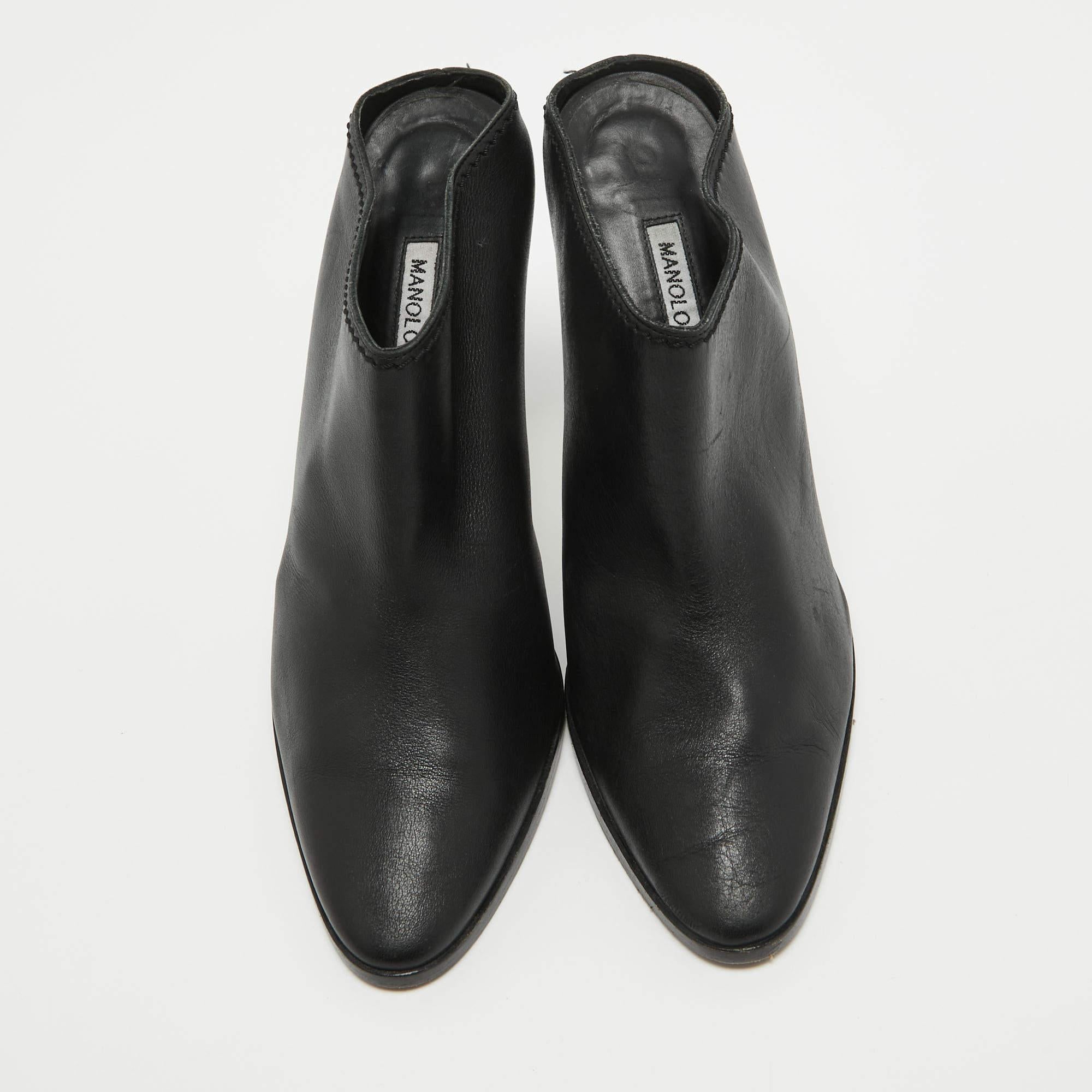 Manolo Blahnik Black Leather Mules Size 37.5 In Good Condition In Dubai, Al Qouz 2