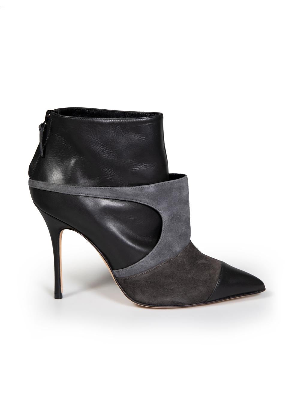 L'ÉTAT est très bon. L'usure minimale des bottes est évidente. Usure minimale des semelles sur cet article de revente Manolo Blahnik. Ces chaussures sont accompagnées de leur boîte d'origine et d'un sac à poussière.
 

 

 

 Détails
 

 

 Noir
 


