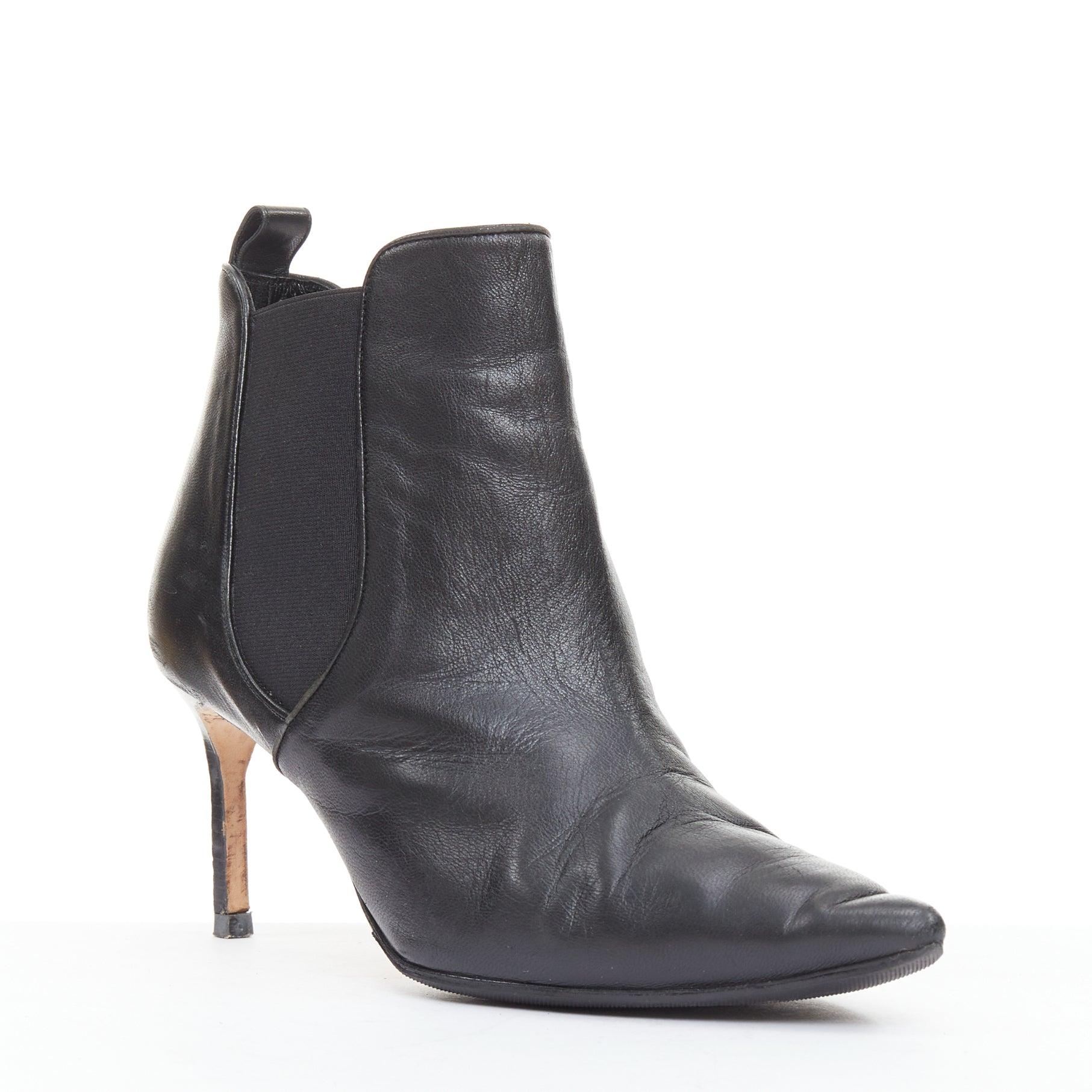 MANOLO BLAHNIK botines de piel negra con punta EU39.5
Referencia: JHDN/A00102
Marca: Manolo Blahnik
Material: Piel
Patrón: Sólido
Cierre: Elástico
Forro: Piel negra
Fabricado en: Italia

CONDICIÓN:
Estado: Deficiente, este artículo era de segunda