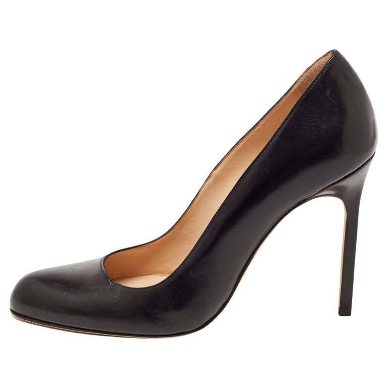 Manolo Blahnik Black Leather Round Toe Pumps Size 36 For Sale at 1stDibs