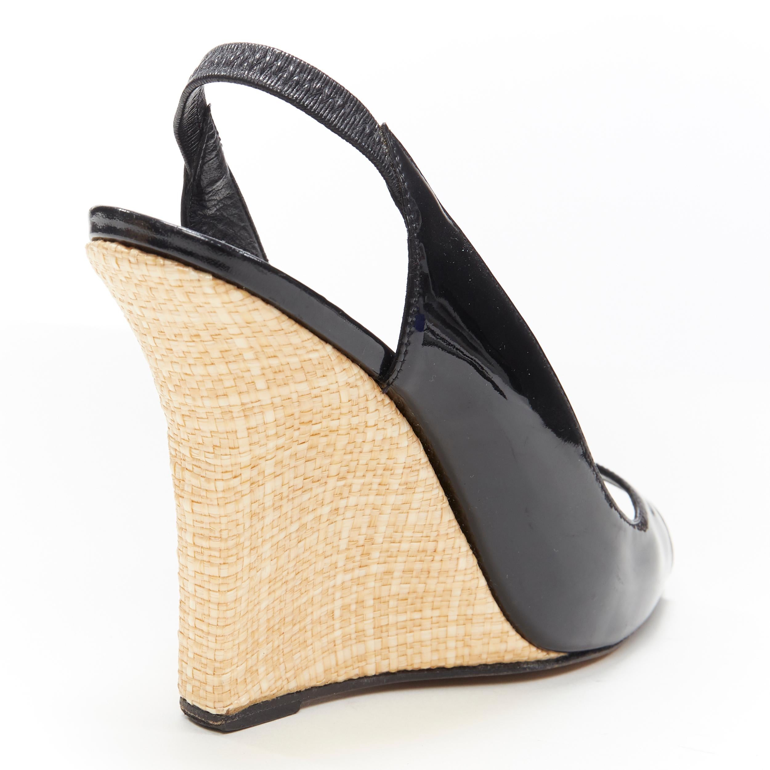 MANOLO BLAHNIK black patent peep toe sling back rafia wedge heel EU37
Brand: Manolo Blahnik
Designer: Manolo Blahnik
Model Name / Style: Wedge
Material: Patent leather
Color: Black
Pattern: Solid
Closure: Sling back
Lining material: Leather
Extra