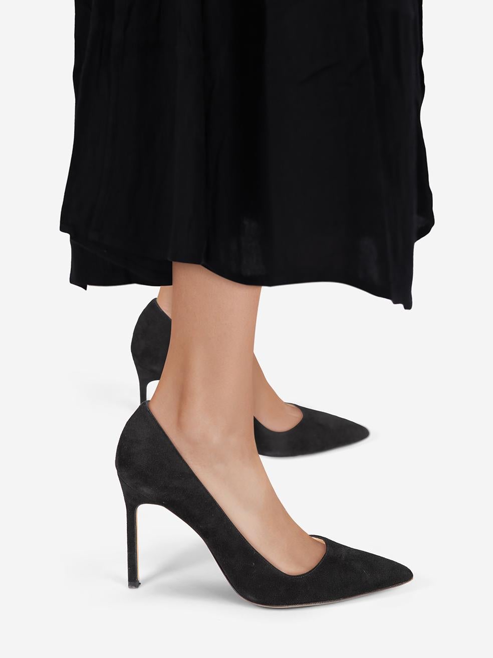 El ESTADO es Muy bueno. Se aprecia un desgaste mínimo en los talones. Decoloración en el lado derecho del zapato izquierdo, en ambos lados del zapato derecho y en ambas plantillas de este artículo usado de reventa del diseñador Manolo Blahnik. Este