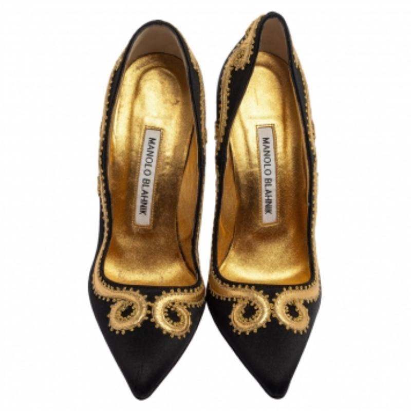 Manolo Blahnik Black Satin Embroidered Pointed Toe Pumps Size 34.5 In Fair Condition For Sale In Dubai, Al Qouz 2