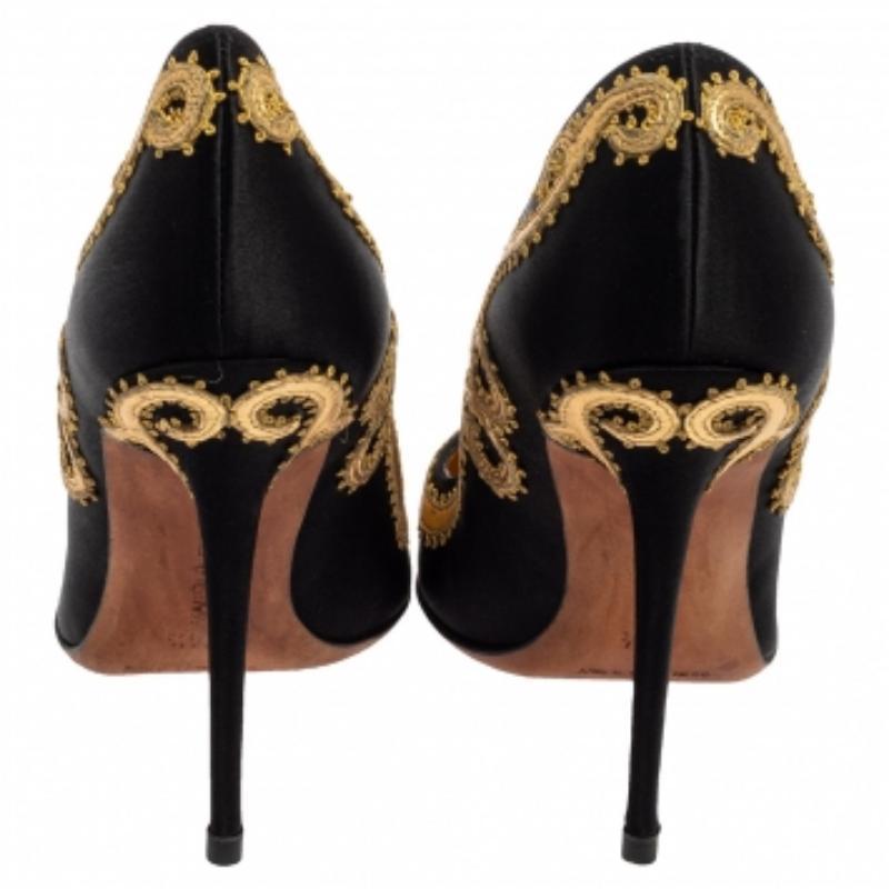 Women's Manolo Blahnik Black Satin Embroidered Pointed Toe Pumps Size 34.5 For Sale