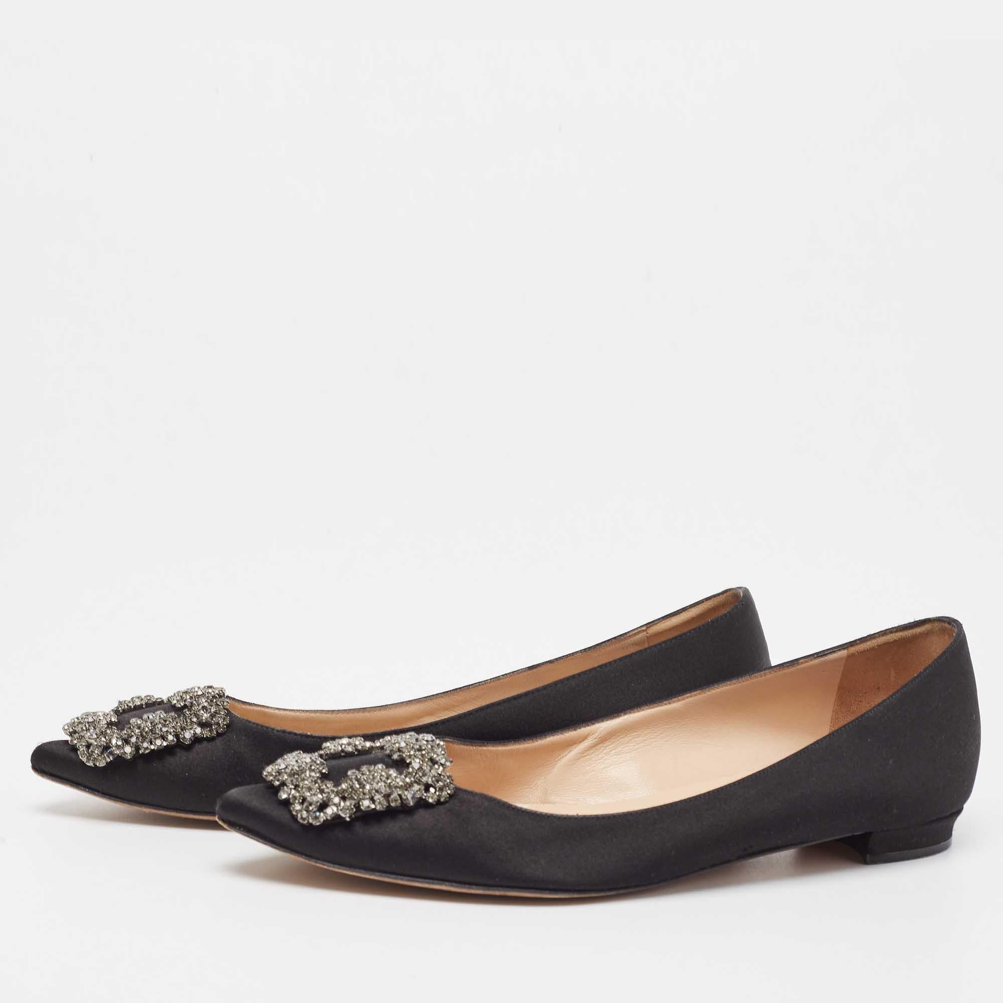 Topped with crystal embellishment on the toes, these Manolo Blahnik ballet flats exemplify grace and beauty. They are made from satin with a slip-on fitting for convenience and are set on durable soles.

