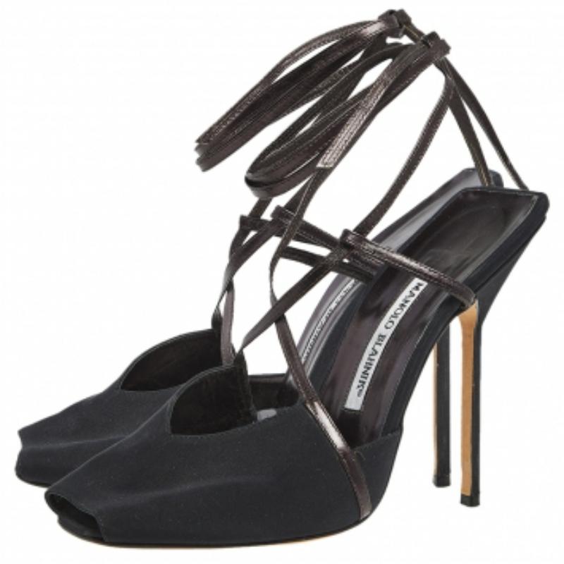 Ces sandales Manolo Blahnik se distinguent par leur féminité et leur sophistication. Fabriquées à partir de matériaux de qualité, elles ajouteront un charme opulent à votre look et compléteront de nombreux looks que vous voudrez créer.