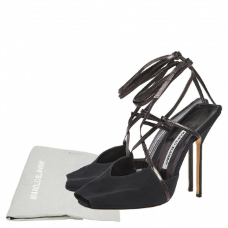 Manolo Blahnik Noir Satin & Leather Square Peep-Toe Ankle-Tie Sandals Size 38.5 Bon état - En vente à Dubai, Al Qouz 2