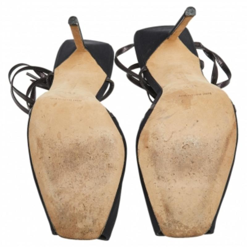 Manolo Blahnik Noir Satin & Leather Square Peep-Toe Ankle-Tie Sandals Size 38.5 Pour femmes en vente