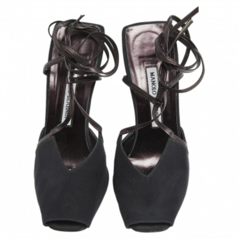 Manolo Blahnik Noir Satin & Leather Square Peep-Toe Ankle-Tie Sandals Size 38.5 en vente 2
