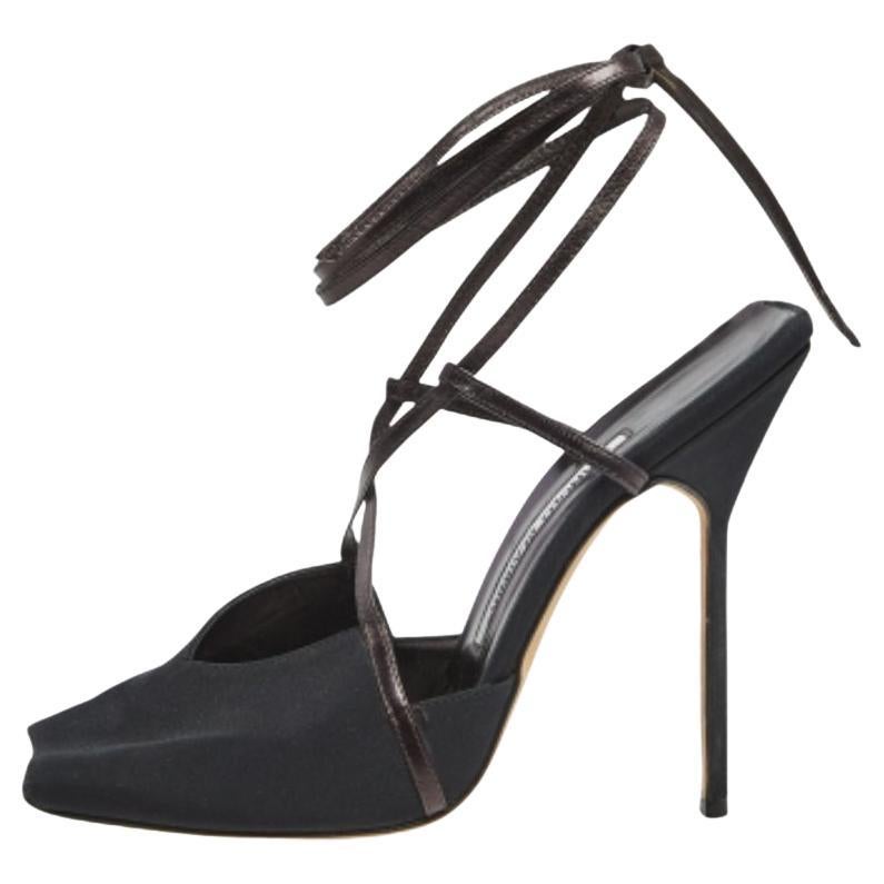 Manolo Blahnik Noir Satin & Leather Square Peep-Toe Ankle-Tie Sandals Size 38.5 en vente
