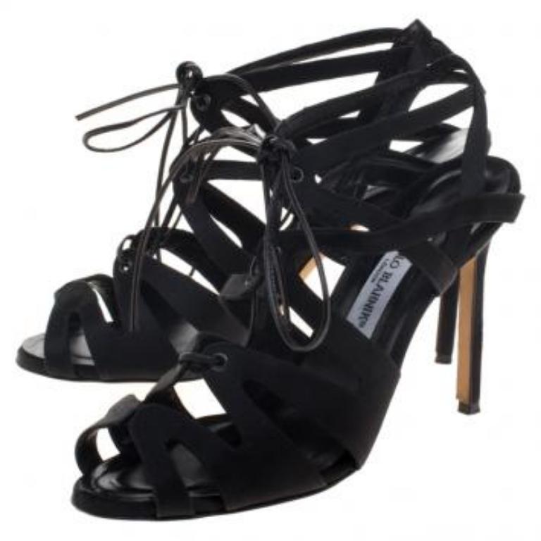 Les chaussures à lacets sont actuellement les chaussures à la mode pour les femmes cette saison. Alors, rejoignez la vague du style dès aujourd'hui en vous procurant ces sandales Netochka de Manolo Blahnik. Elles sont dotées d'un extérieur en satin,