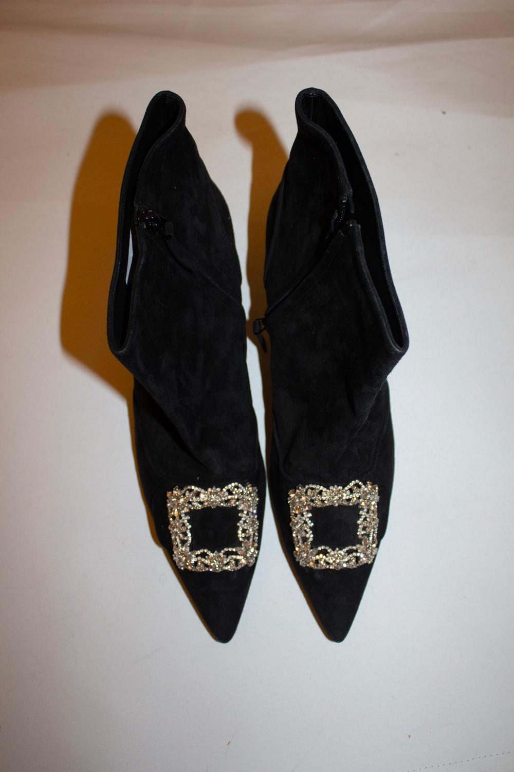Uno splendido paio di stivali in pelle scamosciata di Manolo Blahnik. 
Gli stivali sono in morbidissima pelle scamosciata, con suola e fodera in pelle, e presentano meravigliosi abbellimenti/decorazioni sul davanti. Apertura con zip, altezza tacco 2