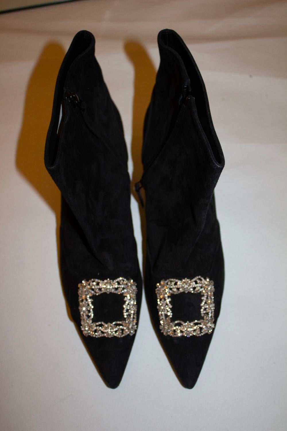 Nero Manolo Blahnik Stivali in pelle scamosciata nera con meravigliose decorazioni. in vendita