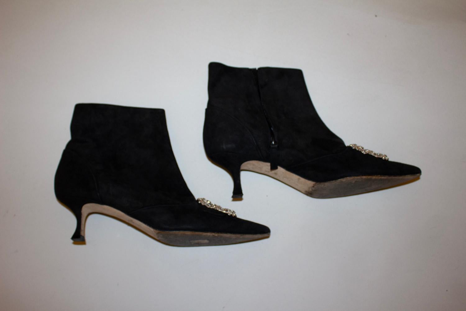 Manolo Blahnik Stivali in pelle scamosciata nera con meravigliose decorazioni. In condizioni buone in vendita a London, GB