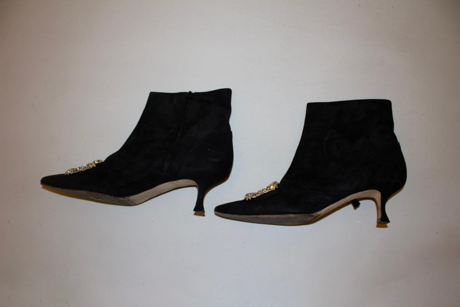 da uomo o donna Manolo Blahnik Stivali in pelle scamosciata nera con meravigliose decorazioni. in vendita