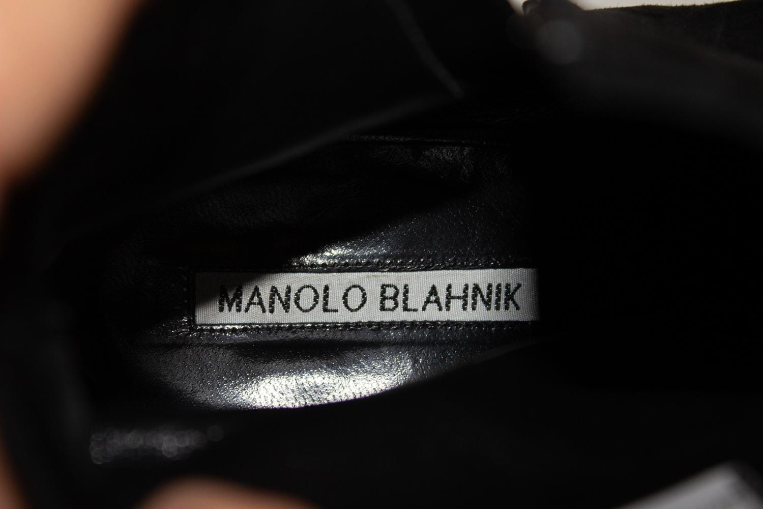 Manolo Blahnik Stivali in pelle scamosciata nera con meravigliose decorazioni. in vendita 1