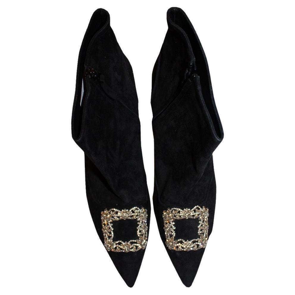 Manolo Blahnik Stivali in pelle scamosciata nera con meravigliose decorazioni.