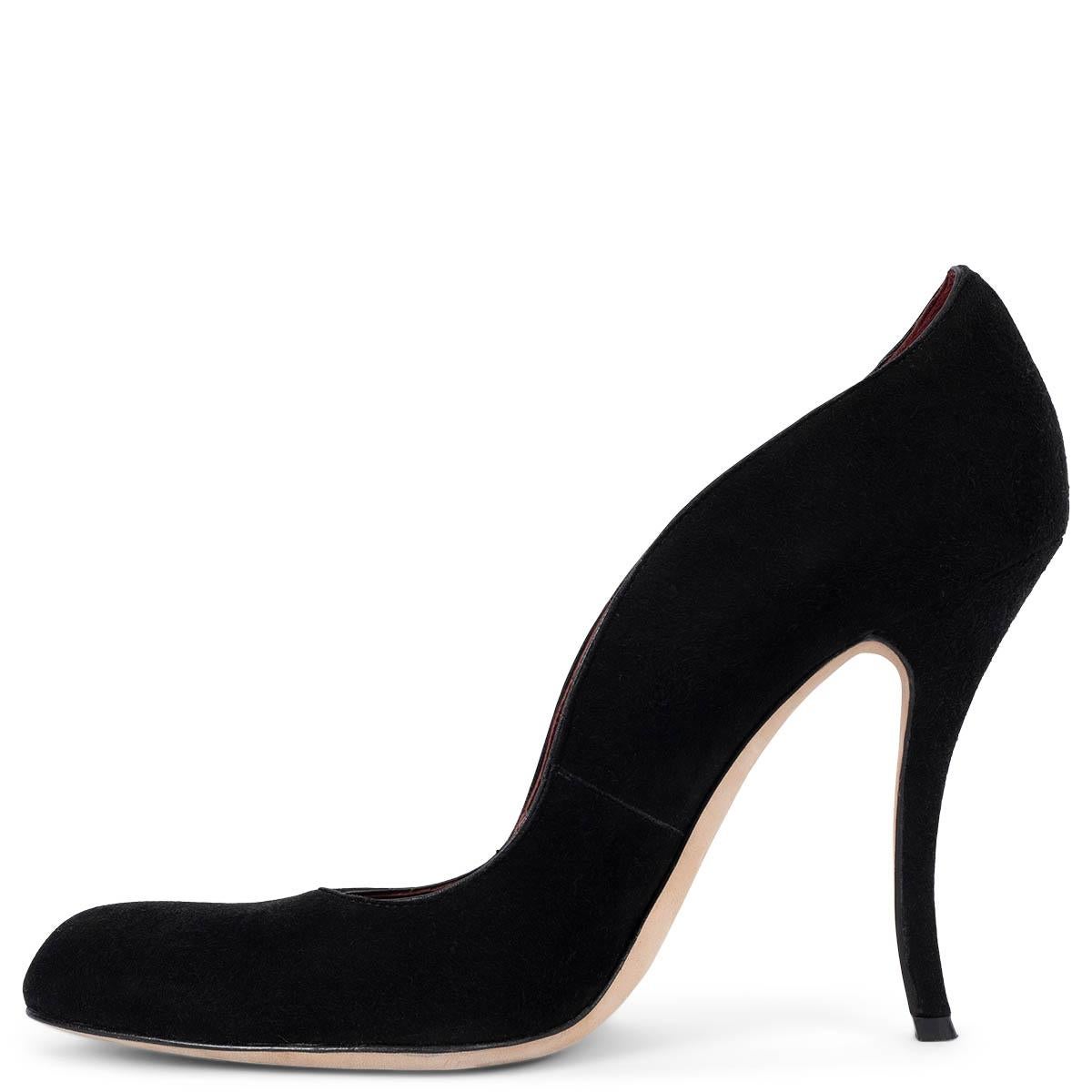 MANOLO BLAHNIK black suede CURVED HEEL Pumps Shoes 38 In Excellent Condition For Sale In Zürich, CH