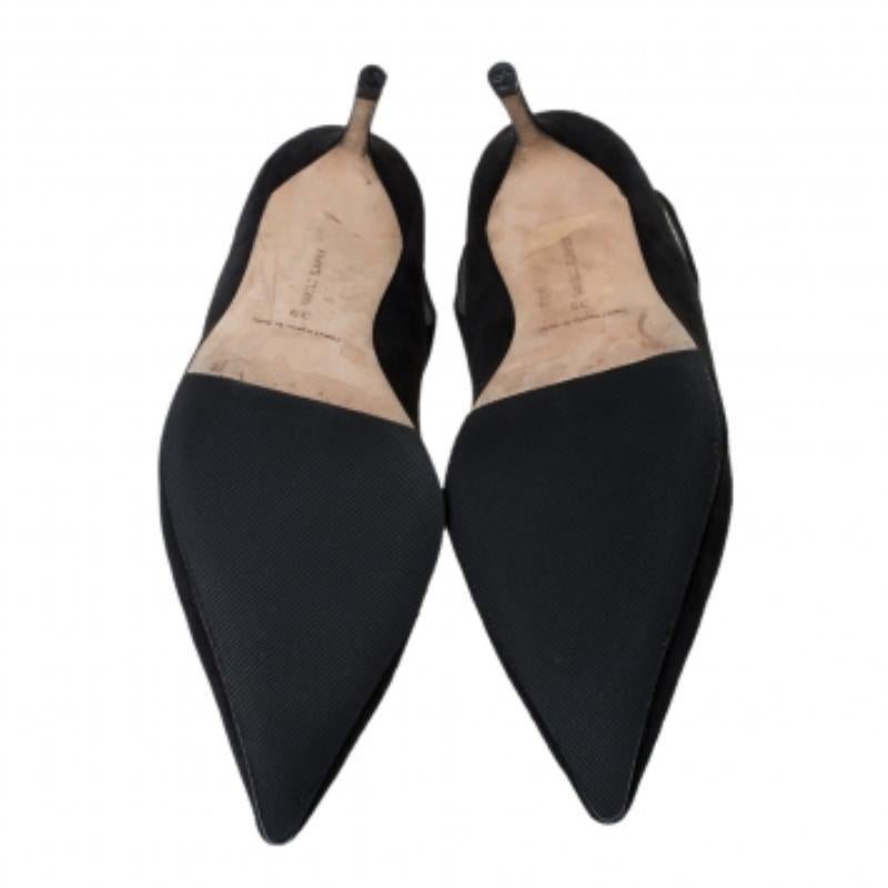Manolo Blahnik è noto per le sue calzature squisite e queste décolleté ne sono l'esempio perfetto. Realizzate in lussuosa pelle scamosciata, sono disponibili in un'incantevole tonalità di nero. Sono caratterizzate da punta a punta, dettagli cut-out,