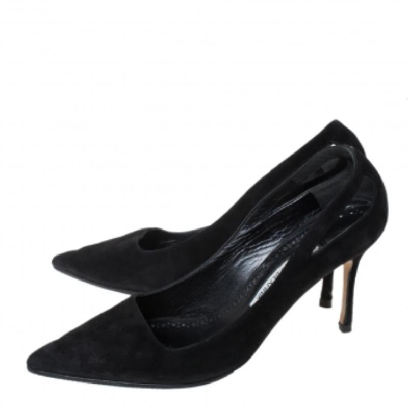 Nero Manolo Blahnik, camoscio nero con dettaglio cut out e punta a punta, taglia 39 in vendita