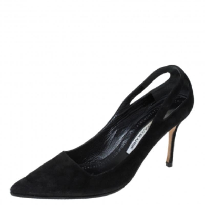 Manolo Blahnik, camoscio nero con dettaglio cut out e punta a punta, taglia 39 In condizioni discrete in vendita a Dubai, Al Qouz 2