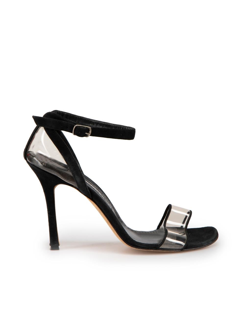 L'ÉTAT est bon. L'usure générale des sandales est évidente. Signes modérés d'usure sur le matériau PVC où des plis et de petites marques sont visibles. Des éraflures sont visibles à l'arrière du talon gauche sur cet article de revente d'occasion de